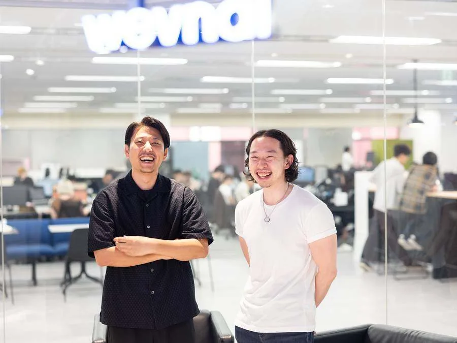 wevnalのオフィスで笑顔を見せる社員2名